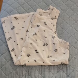 Torrid Sz 2 Floral Sleeveless Top Cream w Gray Flowers